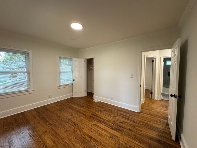 Foto del edificio - 2bed/1bath w/ detached garage!