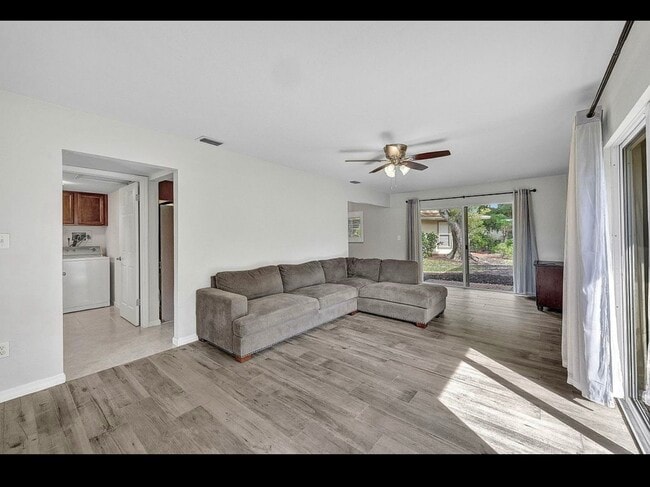 Foto del edificio - 4280 Island Cir