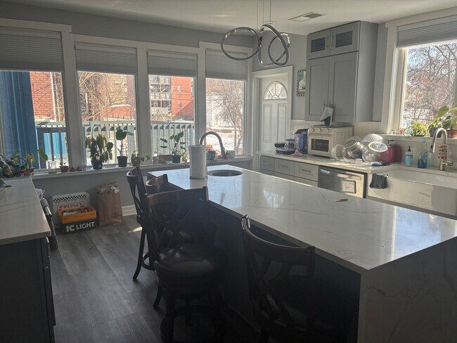 Foto del edificio - 4 BED 3.5 BATH RENOVATED HOUSE WITH AC LAUNDRY OUTDOOR SPACE!