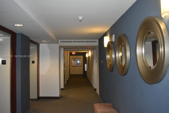 Foto del edificio - 6365 Collins Ave