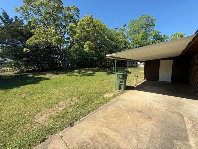 Foto del edificio - 5190 Greensboro Dr