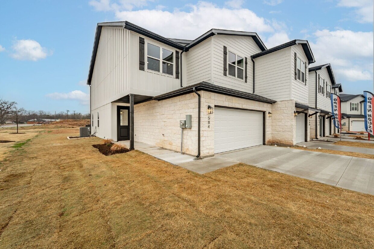 Foto principal - Gorgeous 3 bedroom townhome with a quick, ...