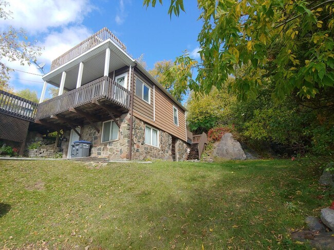 Building Photo - AVAILABLE AUGUST - 3 Bed 1 Bath Home w/ Ba...