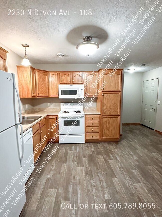 Foto del edificio - 2230 Devon Ave