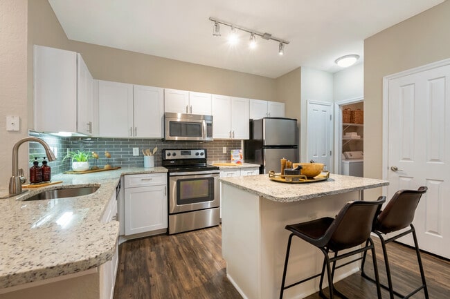 Crea comidas y recuerdos en tu cocina moderna. - 2054 Riverside