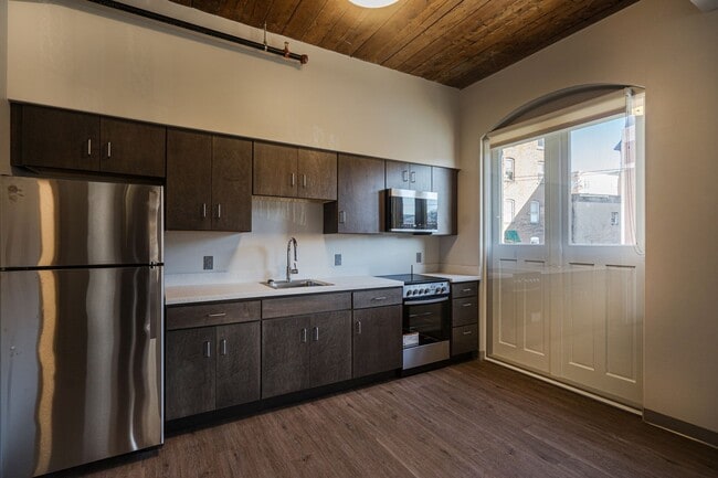 Building Photo - 1-Bedroom/1-Bathroom Apartment - Brattlebo...