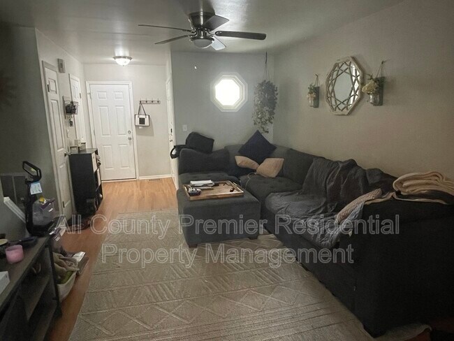 Foto del edificio - 503 Cypress Ct