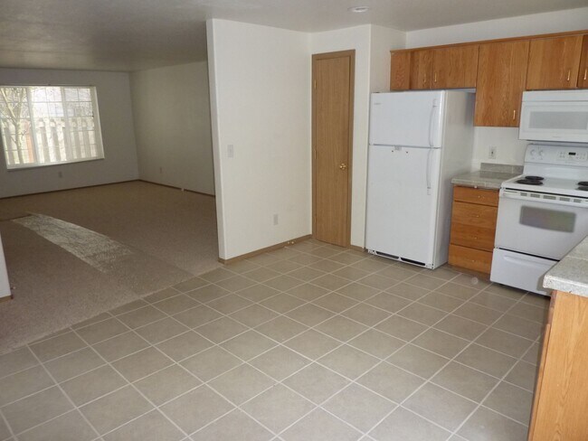 Foto del edificio - Spacious Townhome Nestled Down Private Drive