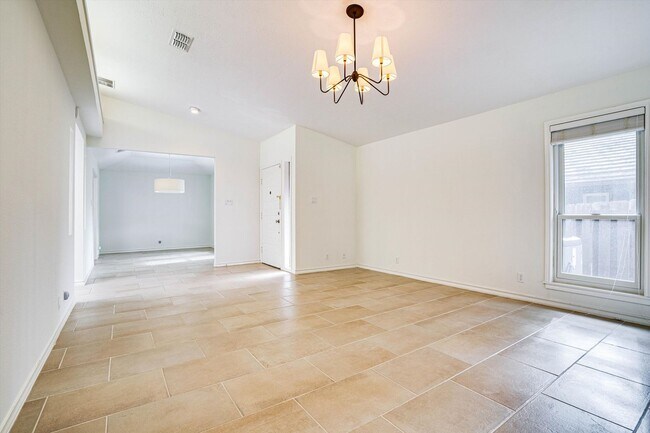 Foto del edificio - 8126 Forest Mesa Dr Austin, TX 78759