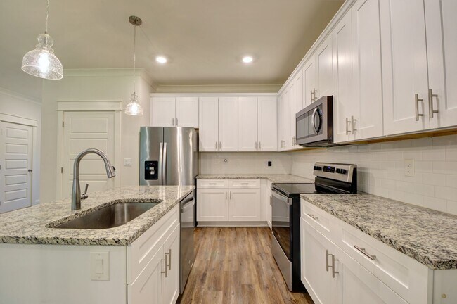 Building Photo - Luxury 3-Bed, 3.5-Bath Townhome in Gatewoo...