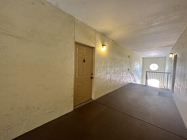 Building Photo - 823 Camargo Way