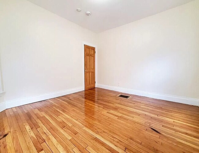 Building Photo - 120 Beacon St