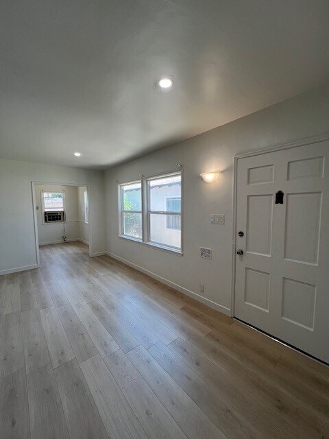 Living Room - 418 N Glenwood Plz