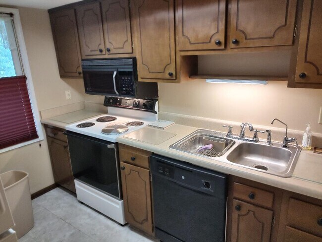 Kitchen - 247 Otterbein Dr