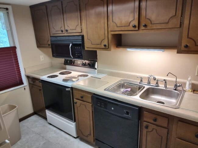 Kitchen - 247 Otterbein Dr