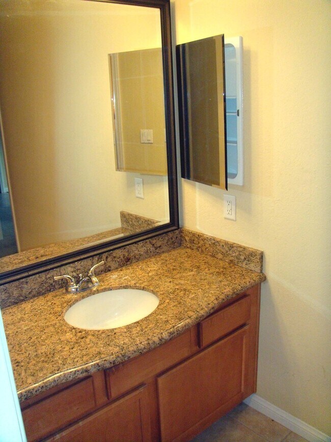 Building Photo - 1 Bedroom 1 Bath Downstairs Corner Unit wi...