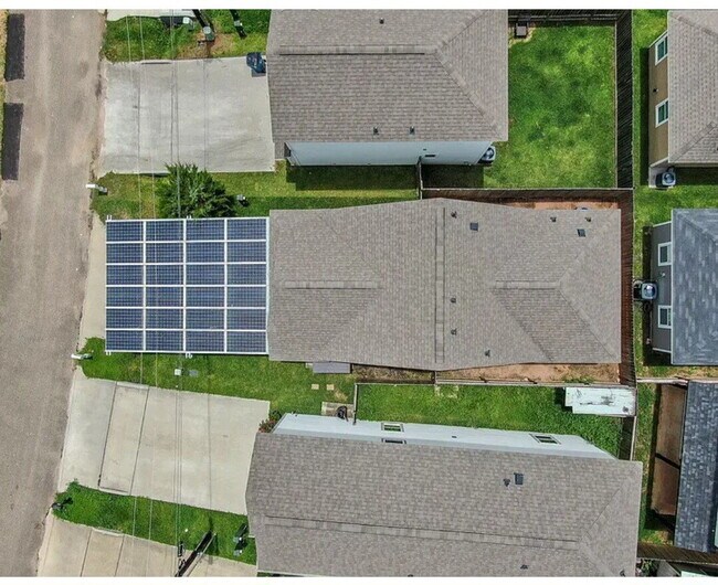 Building Photo - Rare opportunity to lease one of the few 3-bedroom, 3-bath homes in Lake Conroe Village!