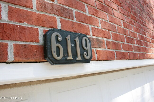 Foto del edificio - 6119 Dorsett Pl