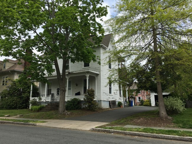 172 Beacon Street, Hartford - 100 Quaker Ln S