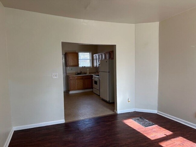 Building Photo - 3 Story 3 Bedroom 1 Bathroom Row Home For ...