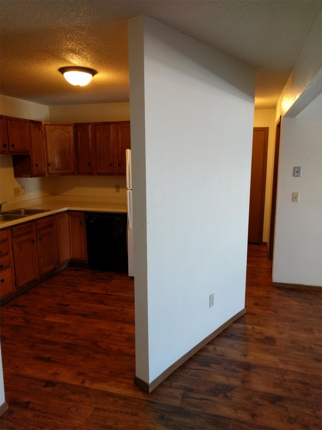 Building Photo - 402 Village Dr