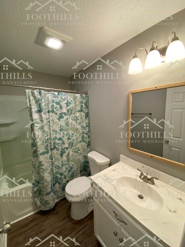 Building Photo - Remodeled 2-Bedroom Home with Fenced Backy...