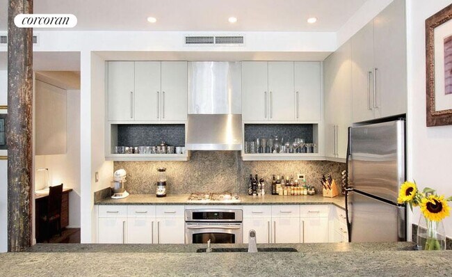 Foto del edificio - 102 Fulton St