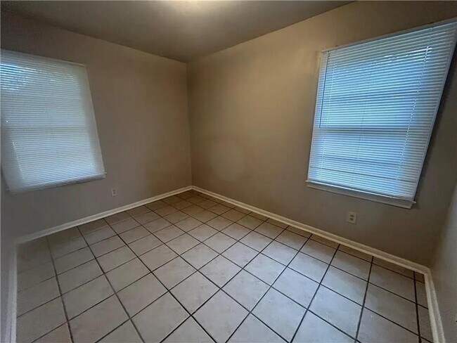 Foto del edificio - 7182 Peachtree Ln N
