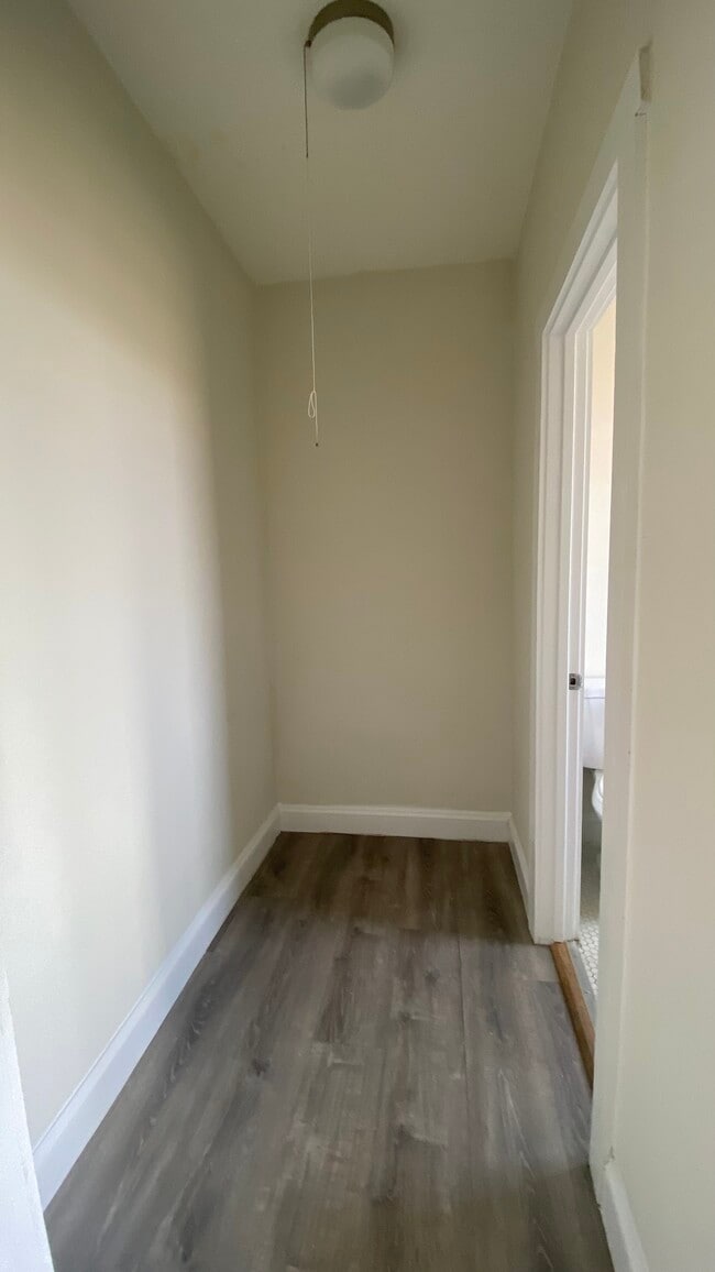 Building Photo - 839 W Sheridan Rd