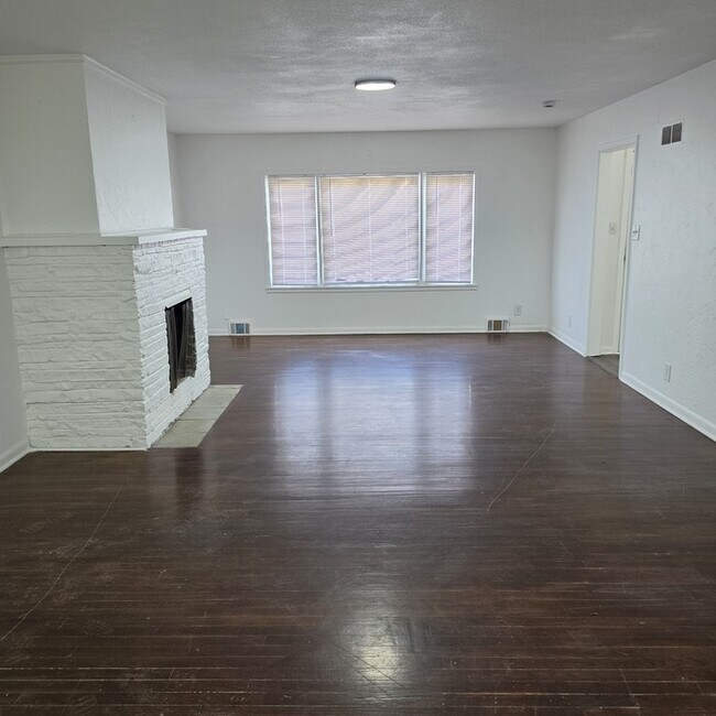 Foto del edificio - Spacious 4 bedrooms and 2 full baths home located on Holmes Rd in Kansas City, MO