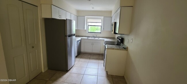 Building Photo - 1030 4th St