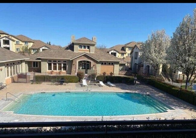 Foto del edificio - 1360 Shady Ln