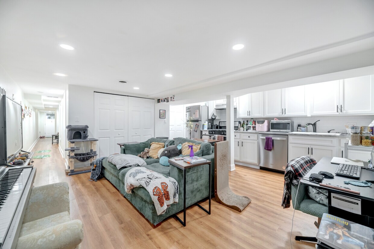 Foto principal - 1353 Massachusetts Ave SE