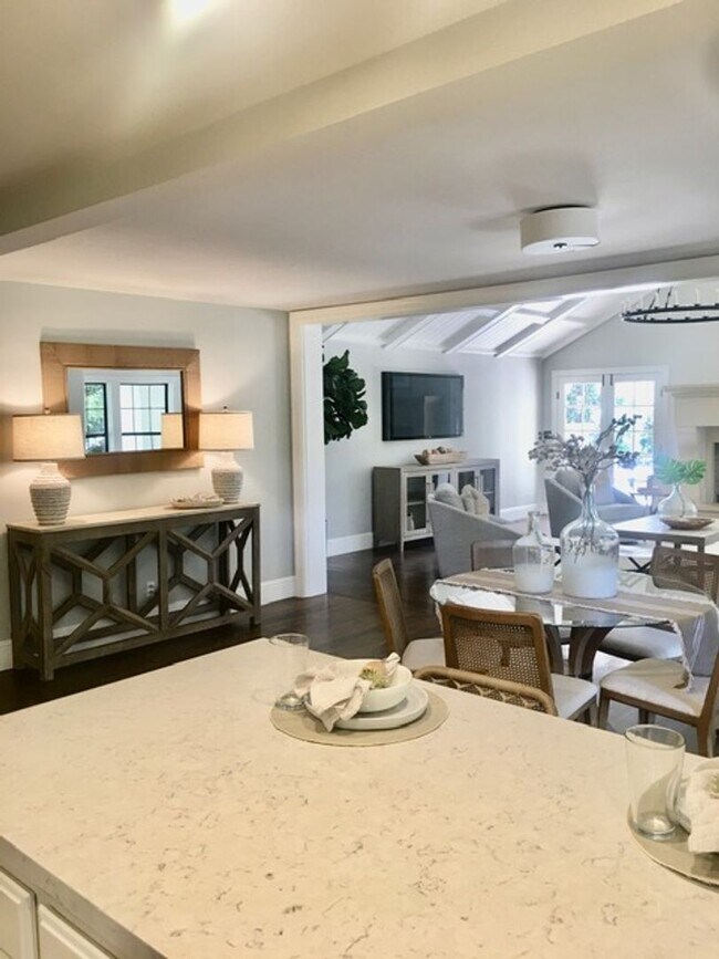 Foto del edificio - SHORT TERM LEASE JAN 1- JUNE 30 2024  ELEG...
