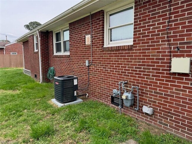 Foto del edificio - 6328 Shelby Ln