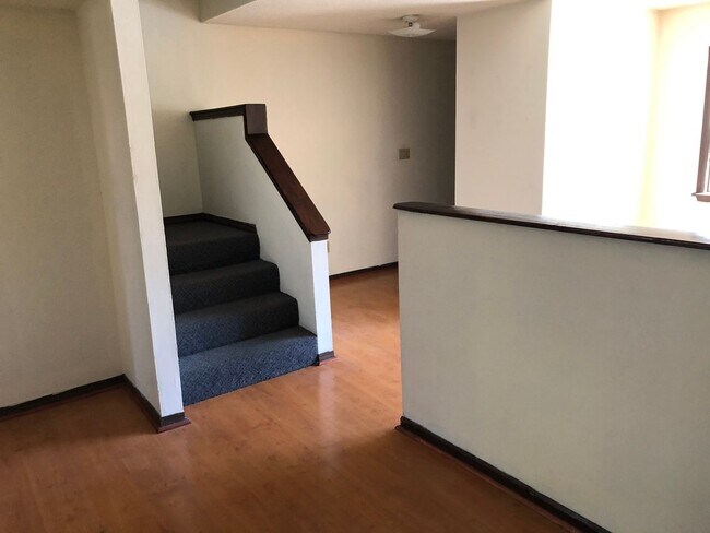 Foto del edificio - 3 Bedroom Townhome on Quite side of East Campus
