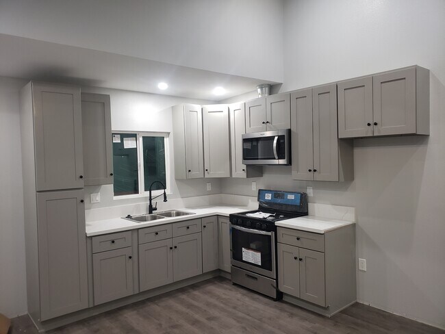 Foto del edificio - 1752 W 82nd St