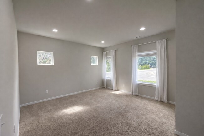 Foto del edificio - Spacious 4-Bedroom Home with Balcony and Fenced Yard in Marysville