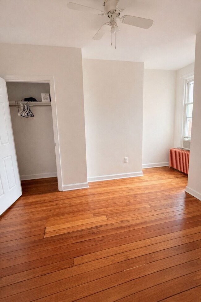 Building Photo - Trendy 2BR Renovated Apartment with Parking