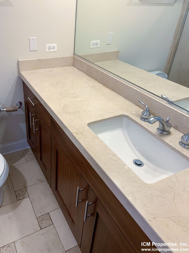 Foto del edificio - 2334 N Greenview Ave