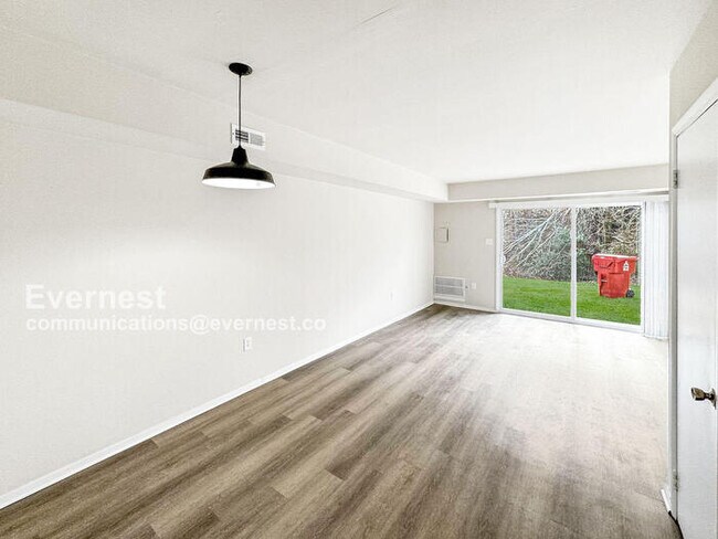 Building Photo - Lovely 2 Bed & 1.5 Bath Townhouse in Colon...
