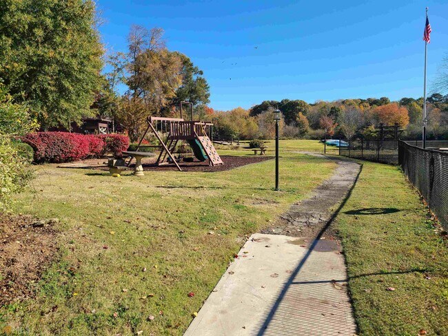 Building Photo - 32 Fairway Ln
