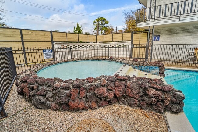 Building Photo - 2810 Beauchamp St