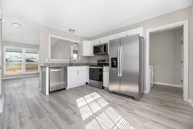 Building Photo - 2736 Fairstone Ave