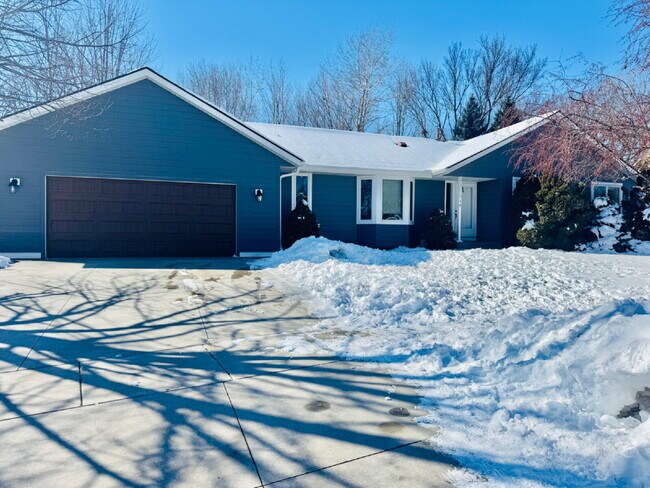 Foto del edificio - Charming Chaska Retreat: Spacious Single Family Homer 4-Bedroom 2.5 Bathroom Home with Finished B...