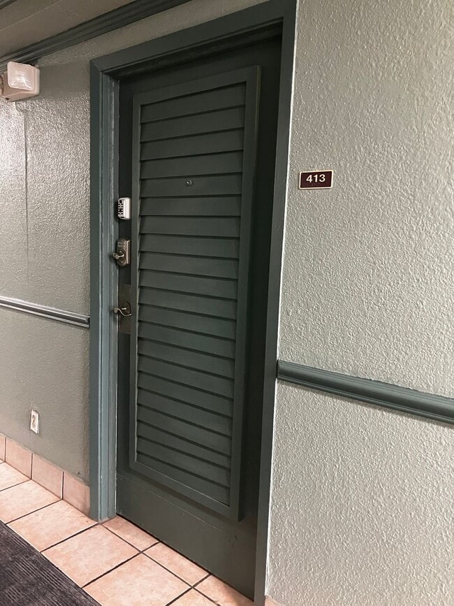 Building Photo - Beachside Studio Apartment