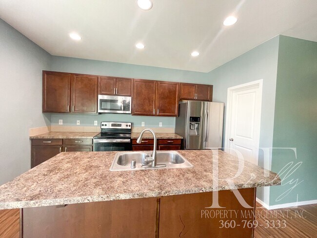 Building Photo - Spacious 3 bedroom