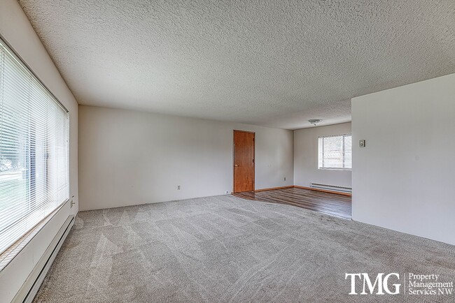 Building Photo - Classical Cute Duplex w/ 2 Bed 1 Bath in Washougal!