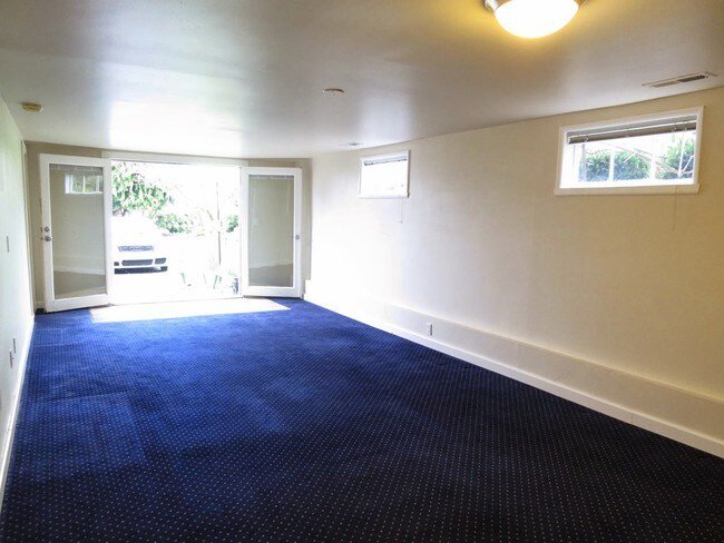 Vista de la sala de estar (sin amueblar) - 10207 3rd Ave S