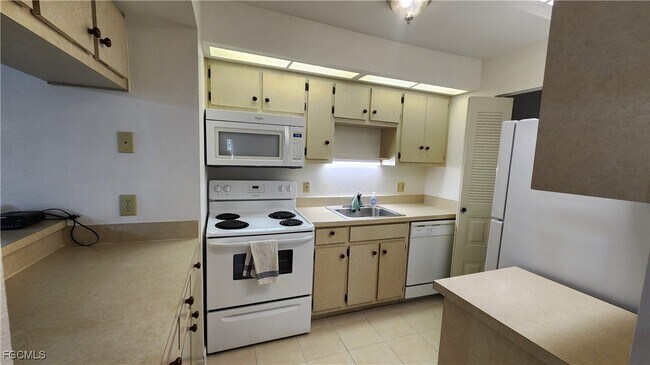 Foto del edificio - 8151 S Woods Cir